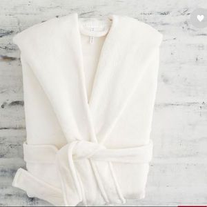 Pottery Barn Powder Plush Winter White Bathrobe